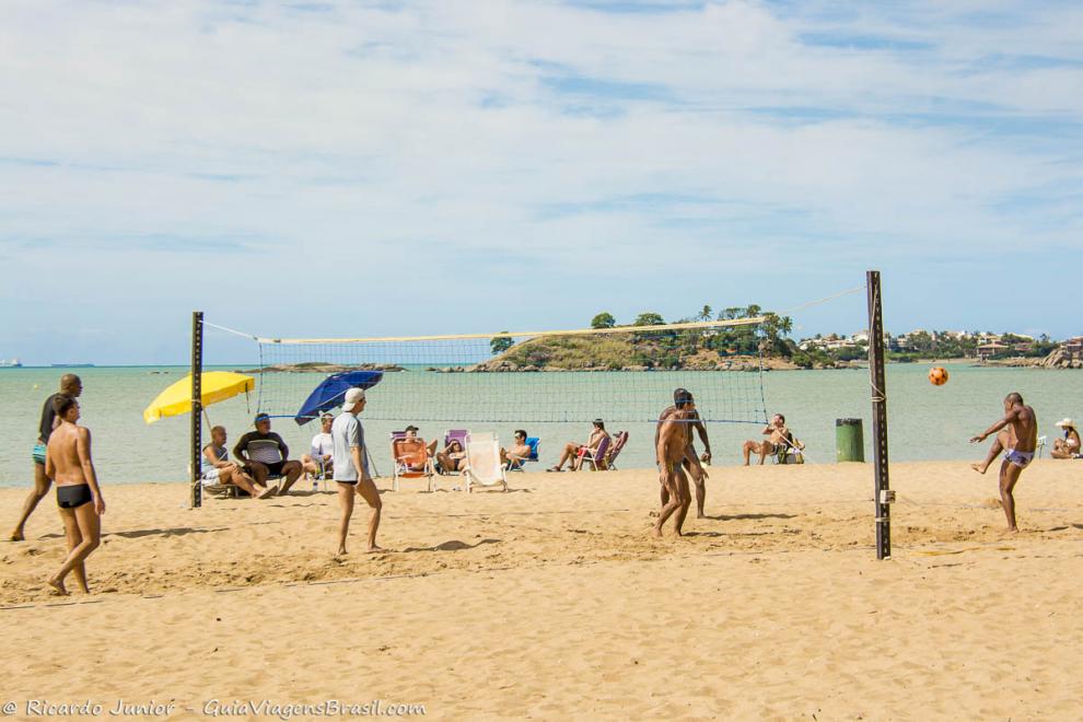Imagem de uma linda tarde com rapazes praticando esporte, o famoso futevolei na Praia de Cambori.